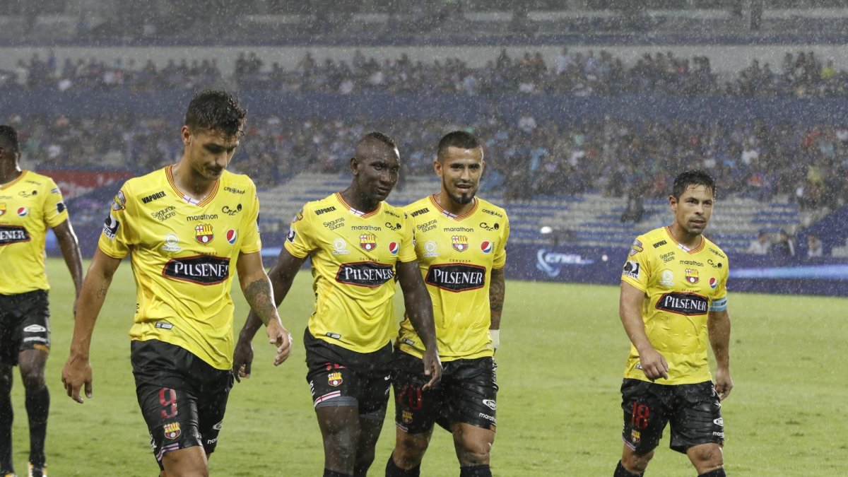 Una vez que el árbitro dio el pitazo final, tanto los jugadores canarios como el cuerpo técnico salieron de la cancha, dejando a entrever una clara molestia colectiva.