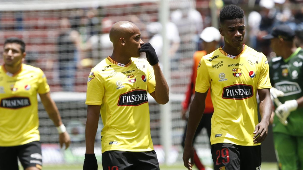 Jugadores de Barcelona en el partido frente a Liga de Quito.