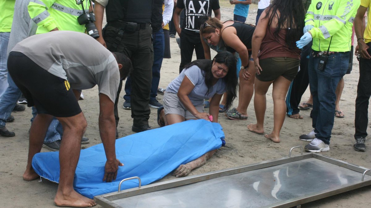 Los familiares acudieron a reconocer el cadáver.