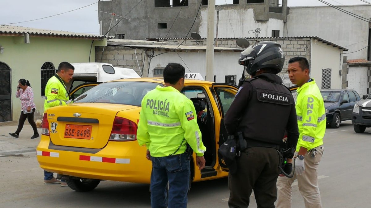 Dos menores de edad atacaron al taxista.