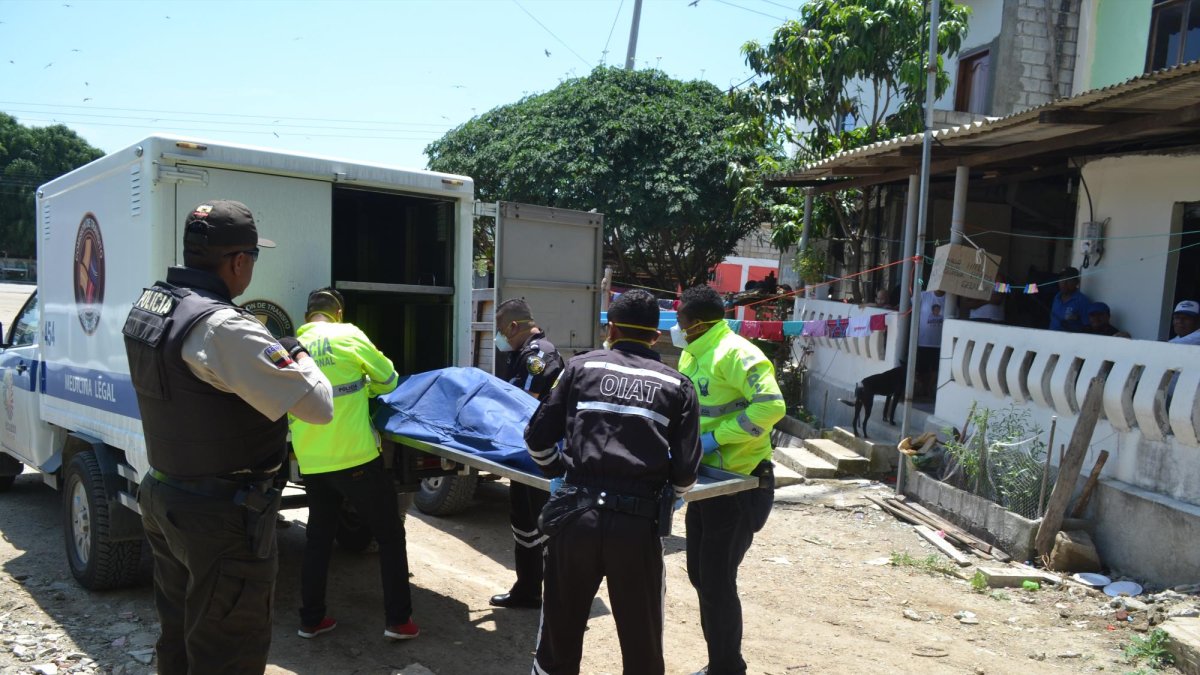 Según sus allegados el pescador caminó hasta el balcón presumiblemente para orinar, pero con tan mala suerte que al hacerlo su cuerpo se balanceó en un espacio donde no había barandas y cayó al vació.