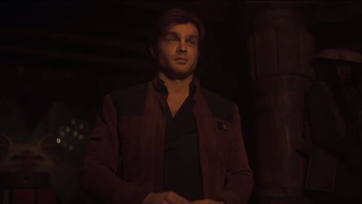 El filme se centra en la juventud del recordado personaje, interpretado originalmente por Harrison Ford, a quien ahora encarna Alden Ehrenreich.
