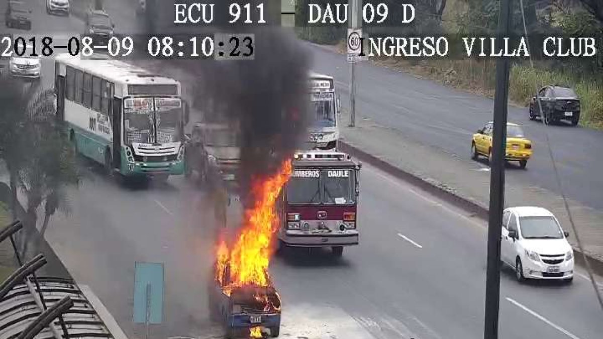 Personal bomberil que acudió al sitio logró extinguir el fuego que afectó al vehículo, dejando la situación controlada.