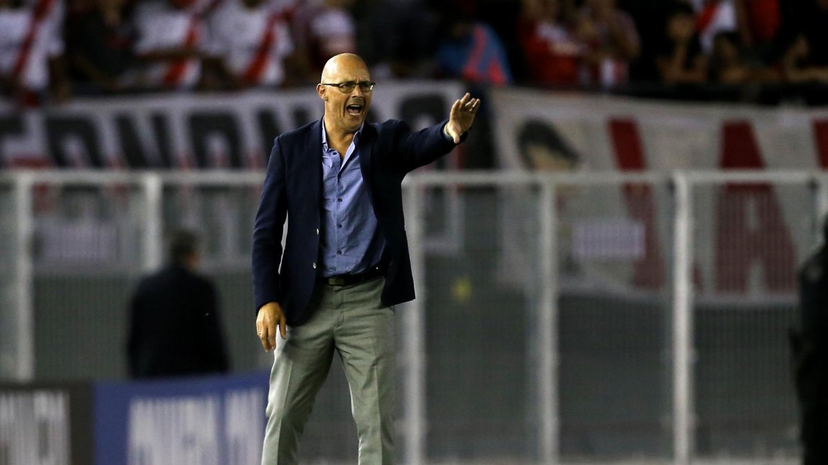 DT de Emelec, Alfredo Arias, en el partido frente a River Plate.