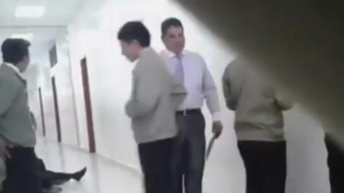 Captura. El profesor castigaba a los estudiantes golpeándolos con una vara.