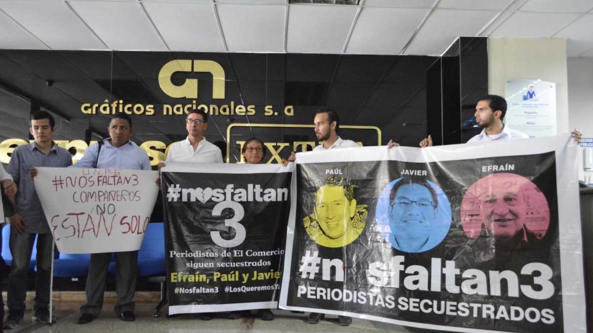 Familiares, allegados y organizaciones durante la visita a las instalaciones de los diarios EXTRA y EXPRESO.