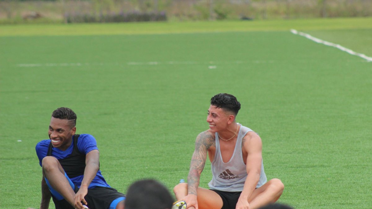 Ayrton Preciado y Joao Rojas se divierten luego del entrenamiento.