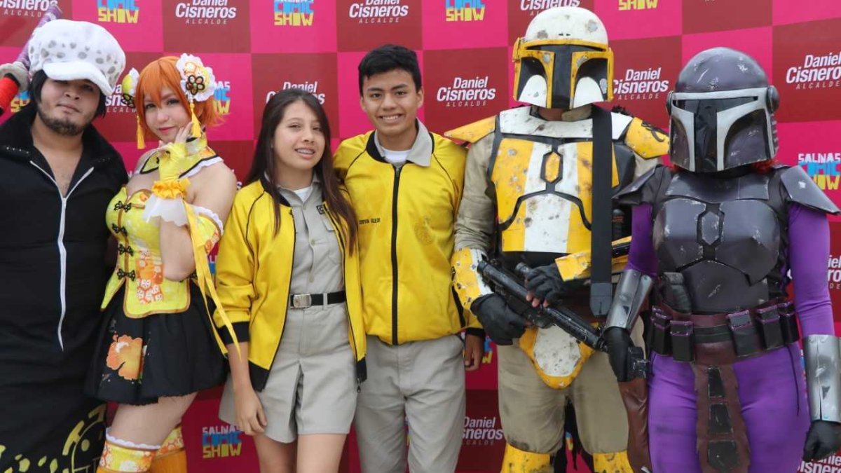 Estudiantes se retratan junto a cosplayers.