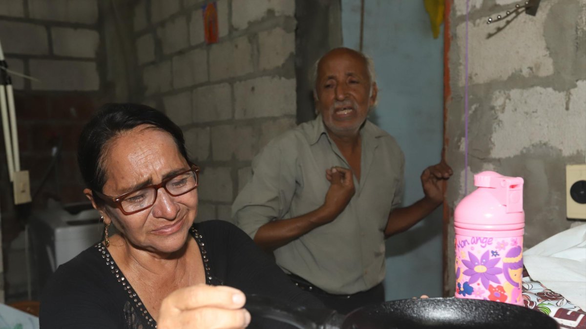 Adalfina Barriento recoge los enseres de su hija Vanessa. Atrás, llora el padre del presunto homicida.