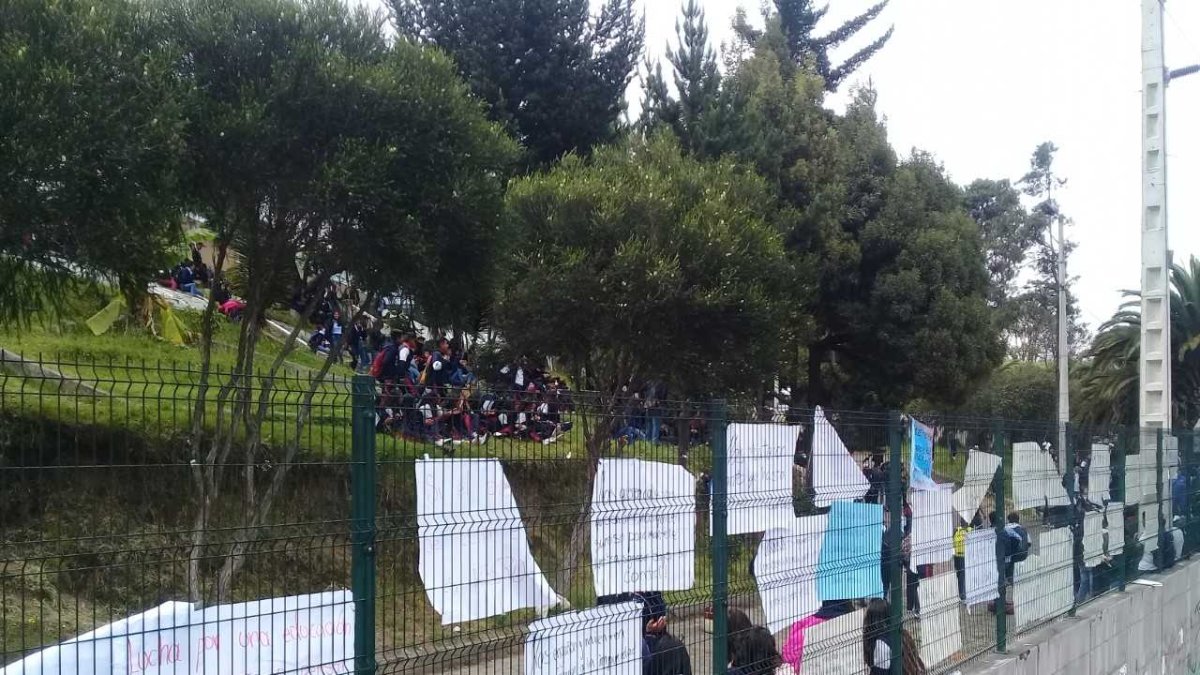 Los estudiantes pusieron carteles en señal de protesta.