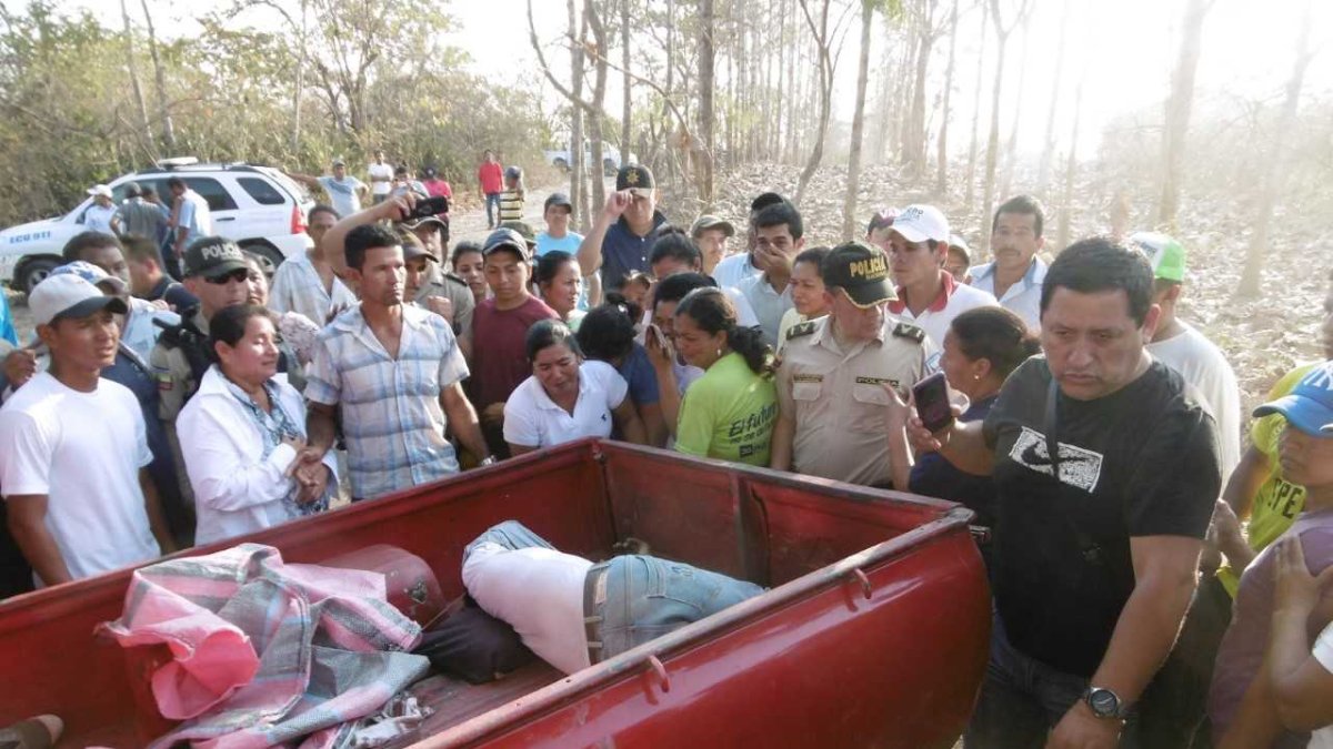 El cuerpo no fue levantado hasta terminar de recoger los indicios balísticos.