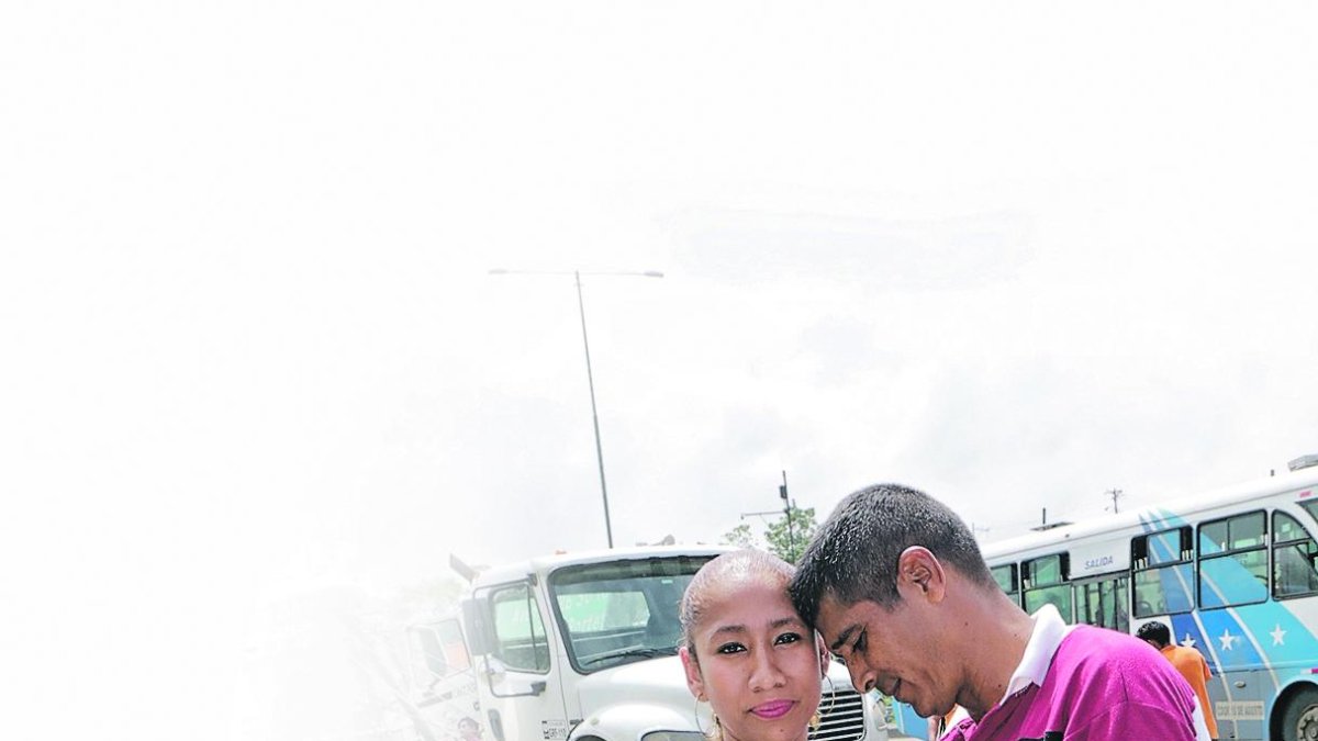 Juan José, su esposa Fátima y su hijo Samuel agradecen a Dios por el milagro de estar vivos.