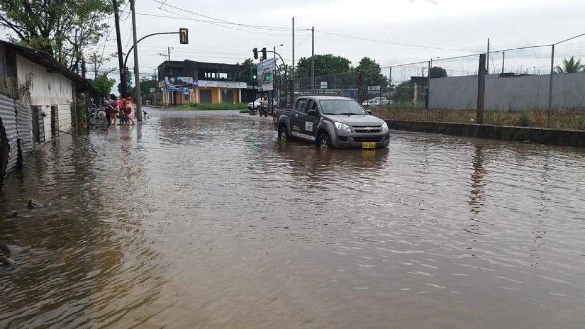 Calles de Lago Agrio lucen llenas de agua por las lluvias.