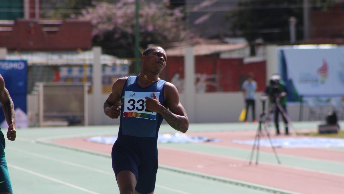 Participación de Álex Quiñónez en la primera serie de los 200 metros.