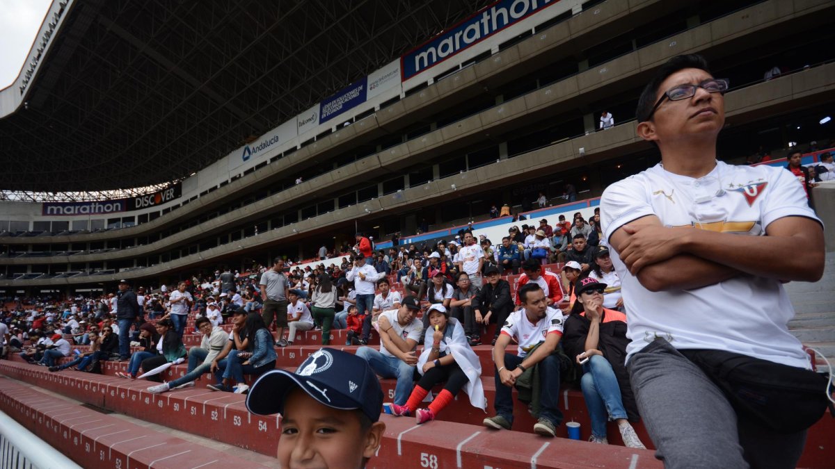 El único cerco que queda en Casa Blanca es en la General Sur, a donde suelen asistir los hinchas de la Muerte Blanca o barra brava del club merengue.