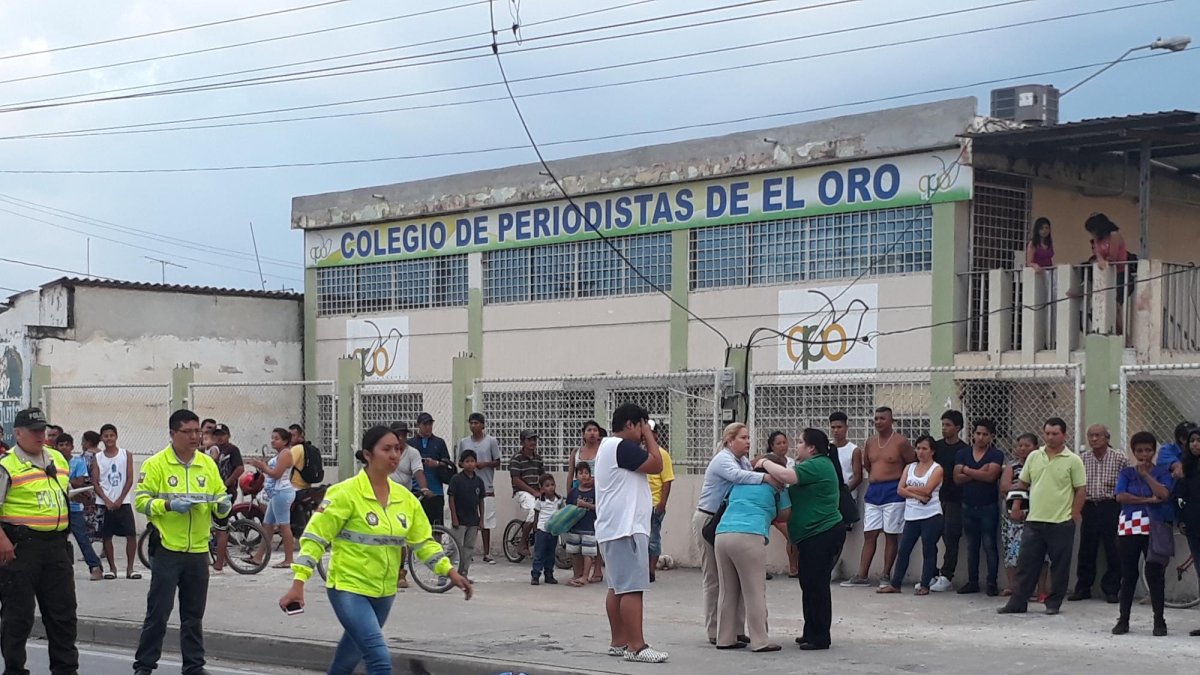 Familiares reconocieron el cadáver del exconcejal en la vía.