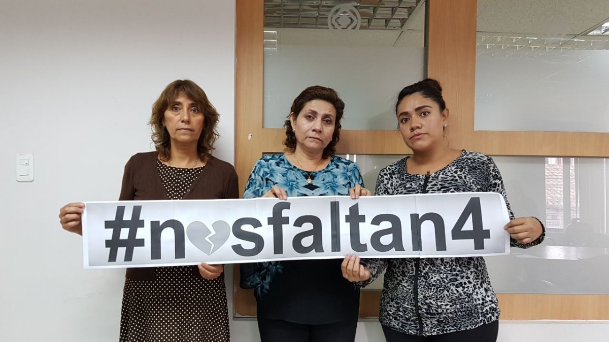 Familiares de Marcelo Muñoz. Consuelo Muñoz ( i ), Yolanda Buitrón ( c ) y Marcela ( d ) portan un cartel que hace alusión a que son cuatro los secuestrados.