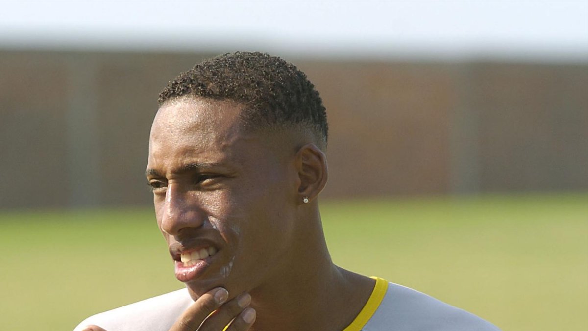 Actualmente trabaja para la Prefectura del Guayas y da clases de fútbol a niños en el Guasmo Norte.