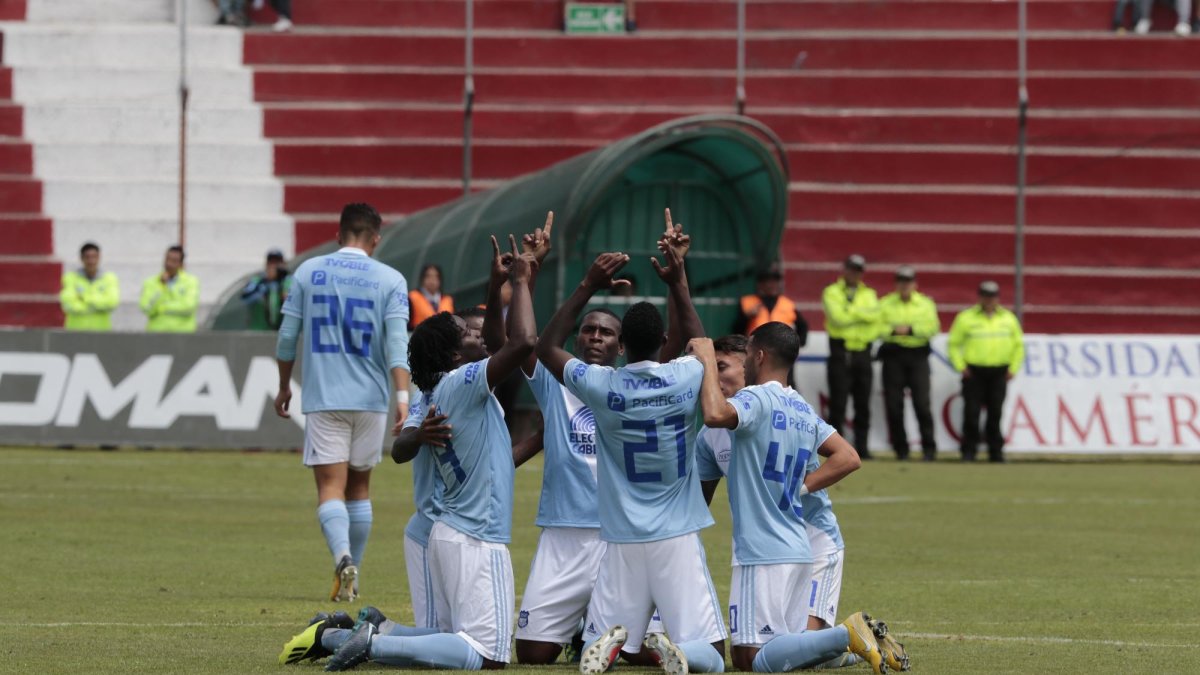 Los futbolistas celebraron el gol de la Hormiga Paredes.