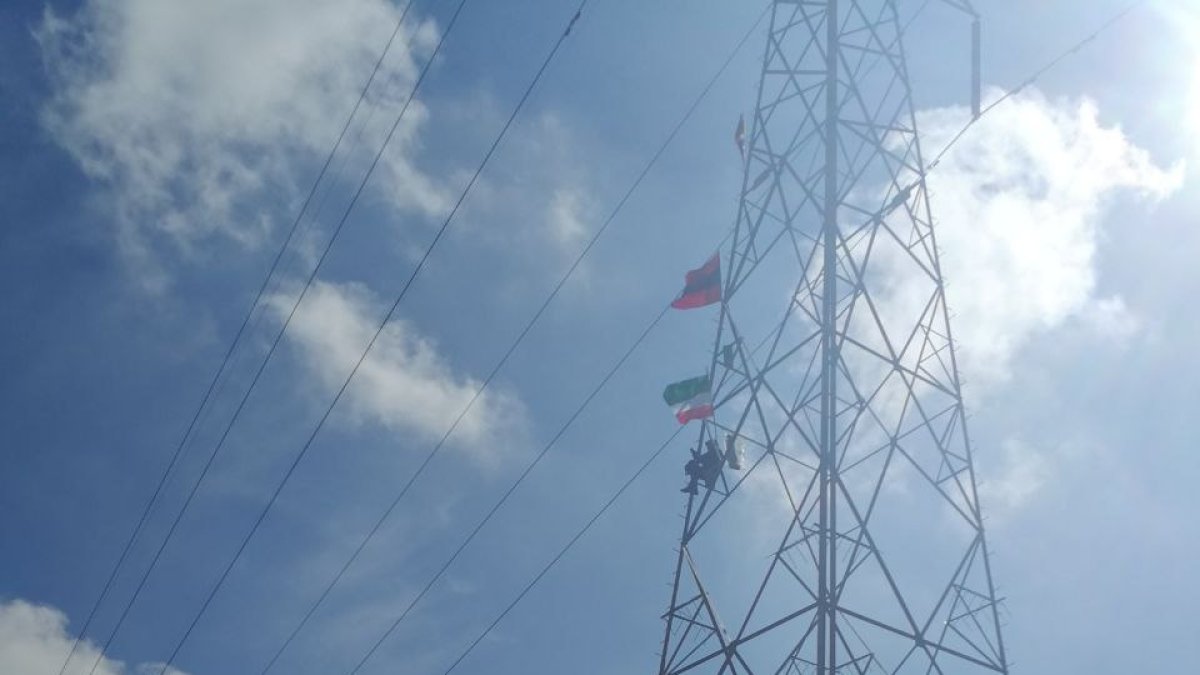 Después de cuatro horas de intento los bomberos lograron que el hombre acceda al rescate.