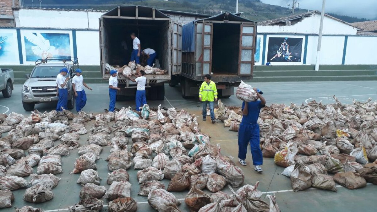 Uno a uno fueron sacados los sacos de yute para la verificación.