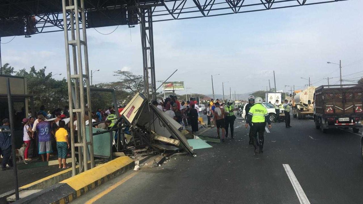 Tras el choque, los afectados quedaron tendidos en el piso entre los restos de la estructura metálica destruida.