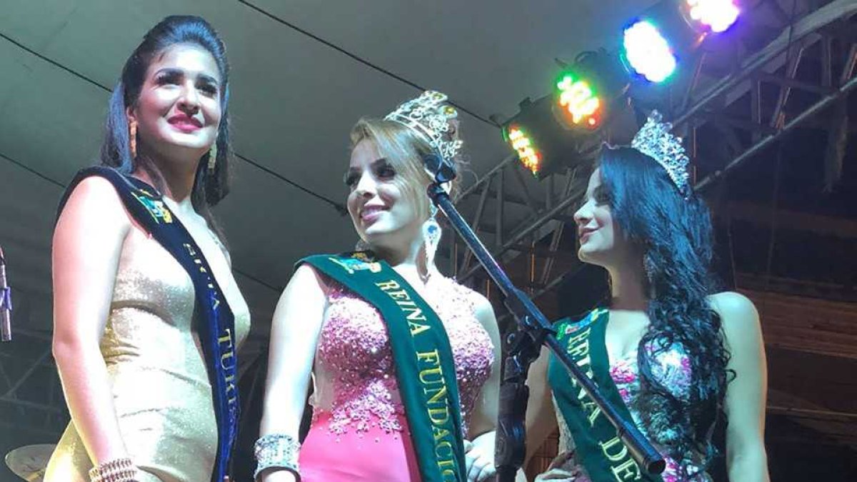 Riena de Vinces (izquierda), junto a la señorita fundación (centro).