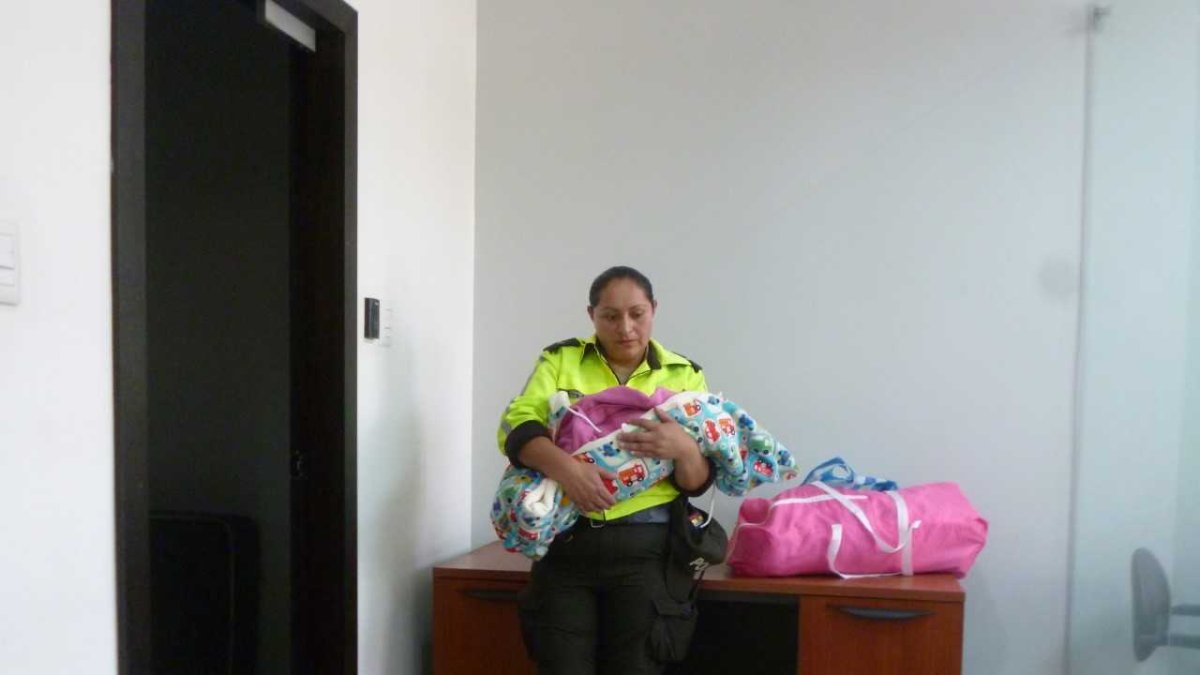 La pequeña permanece al cuidado de agentes de la Dinapen.