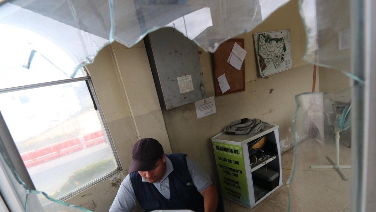 Referencial. Tras la agresión así quedó la garita donde laboran los guardias de seguridad.