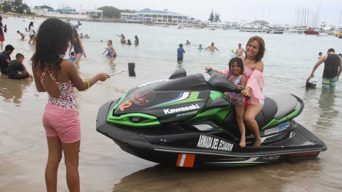 Visitantes disfrutan de las playas en el feriado.