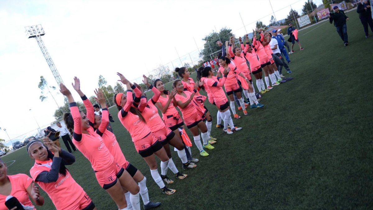 Integrantes del club celebran el triunfo.