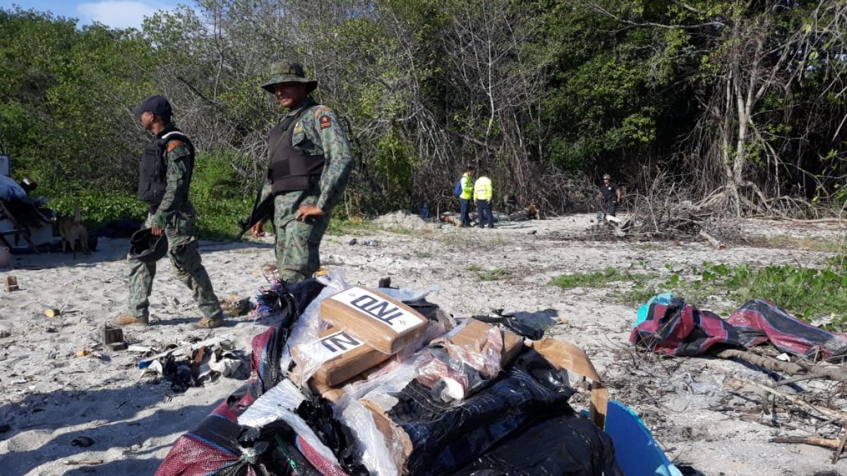 Los sacos a simple vista tenían varias envolturas adhesivas, que al parecer las mafias narcodelictivas las utilizan para que la droga no le filtre el agua.