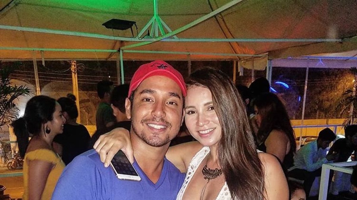 Paúl aún no le entrega el anillo de compromiso a Carolina.