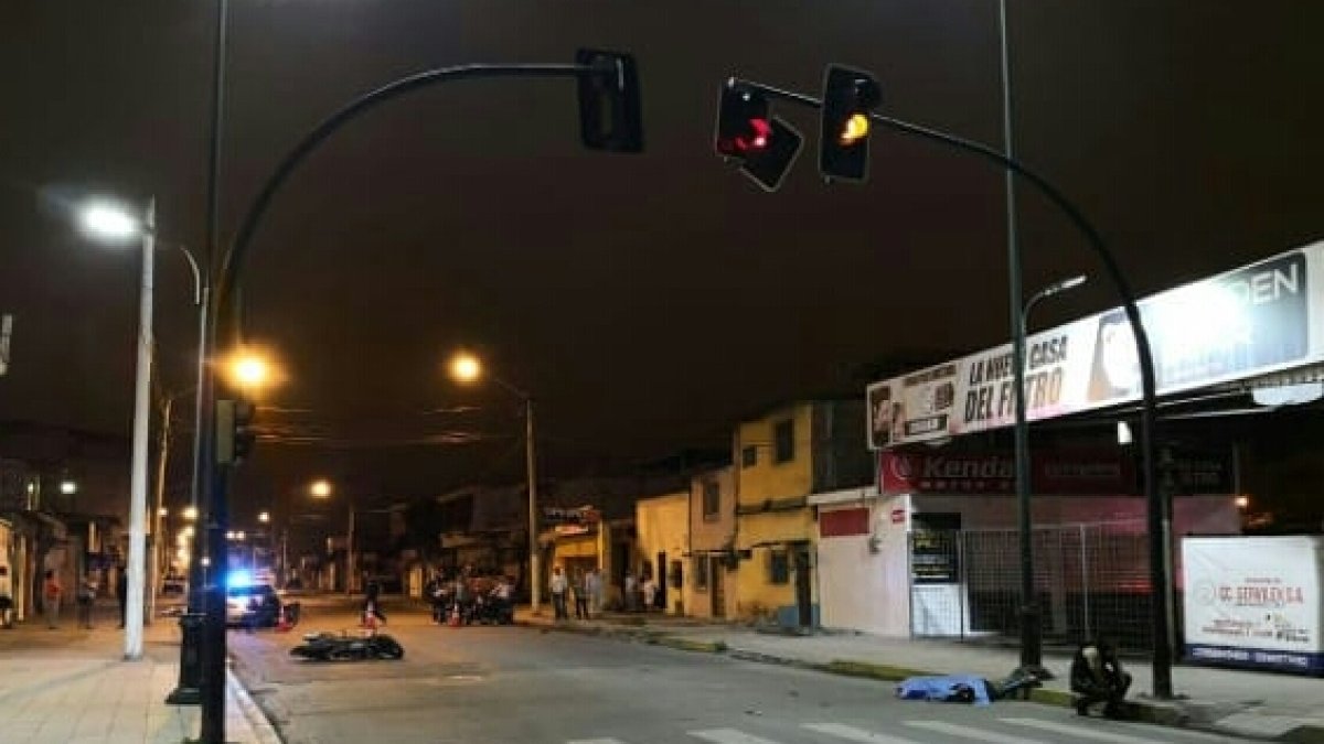 Producto del impacto, el semáforo quedó averiado.