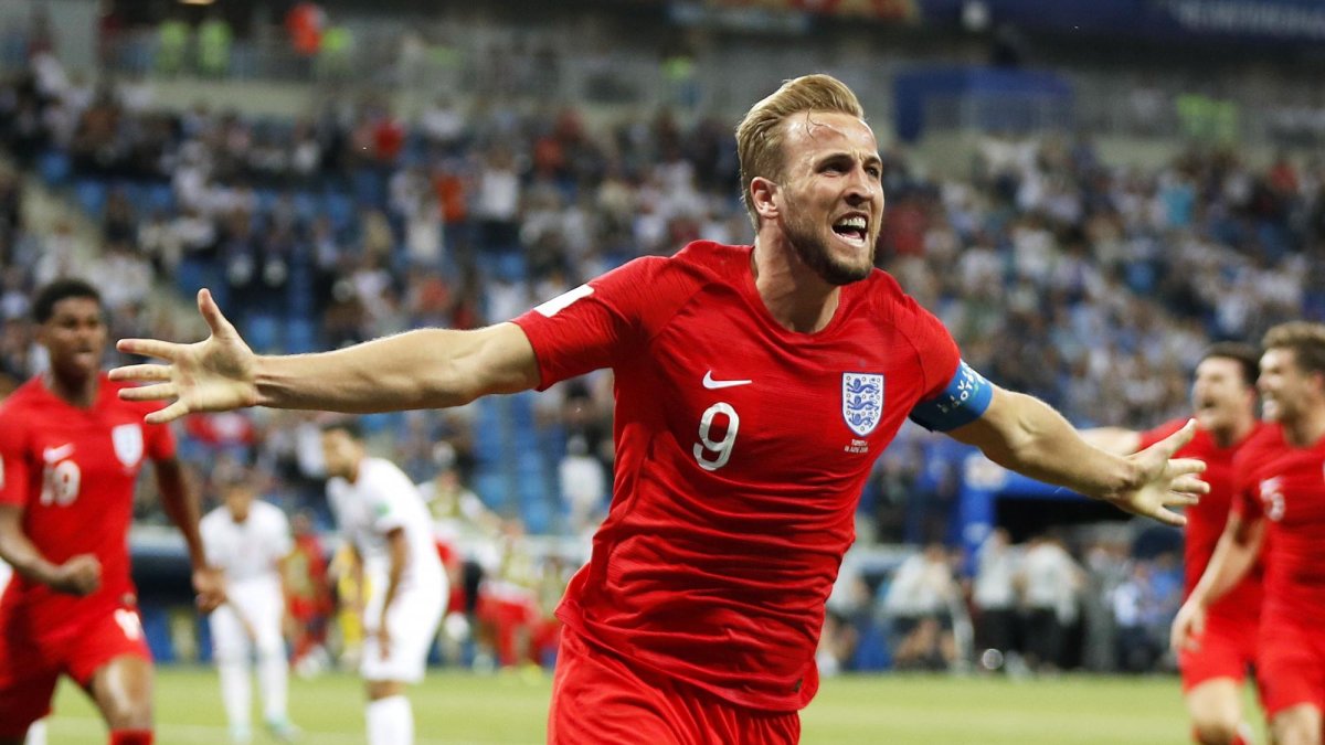 Harry Kane de Inglaterra celebra su gol ganador ante Túnez.
