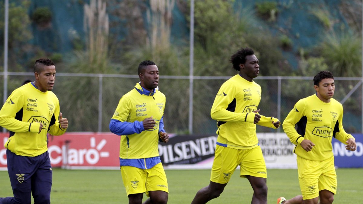 Jeferson Montero (primero derecha) junto a Felipe Caicedo (segundo derecha).