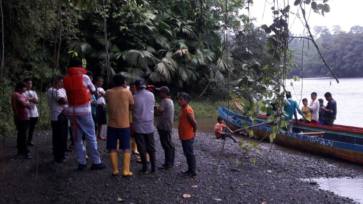Los bomberos se mantienen en la búsqueda de las personas.