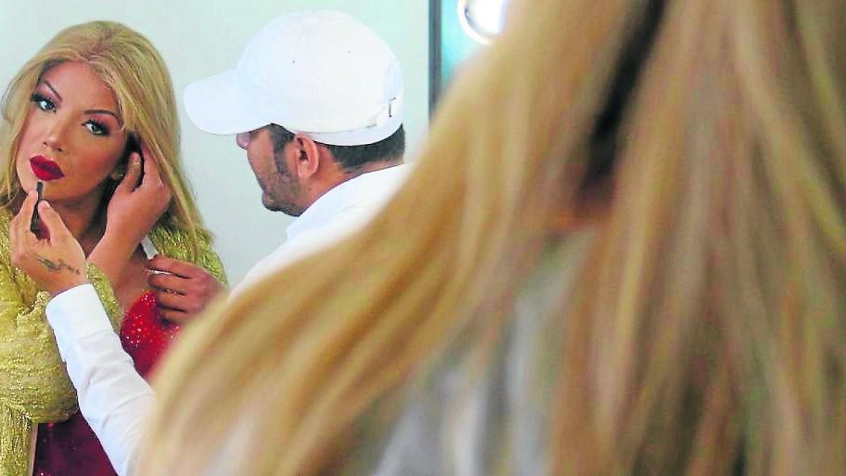 La actriz se demora una hora y media en maquillarse como Sharon.