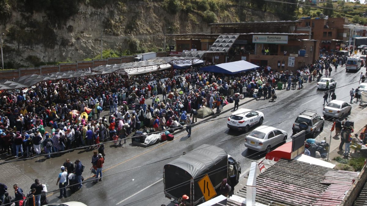 Miles de venezolanos atraviesan el puente de Rumichaca en la frontera norte entre Ecuador y Colombia.