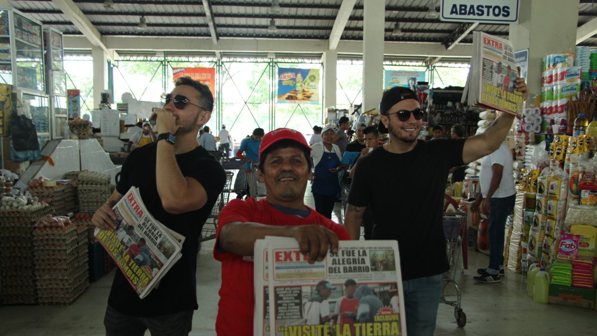 Los cantantes gritaban llamando a más lectores dentro del mercado de Sauces 9.