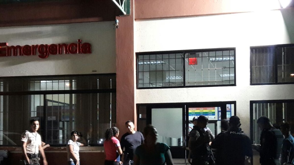 Presencia policial en los exteriores del área de emergencia del hospital de Milagro.