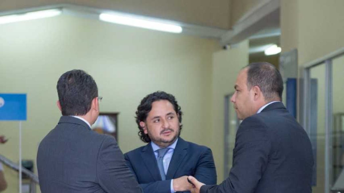 Andrés Michelena (c) y Xavier Aguirre (der), representantes legales de la entidad que aglutina los medios del Gobierno Nacional, y TELEDOS S.A. (Gamavisión)