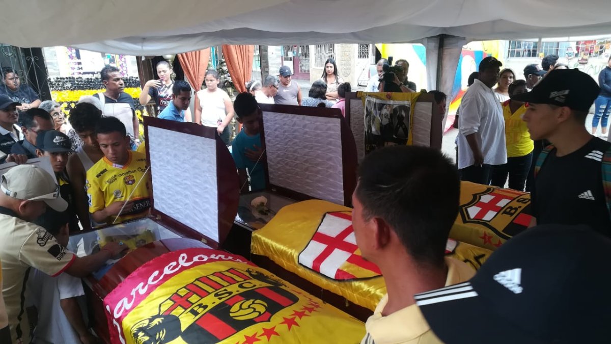 Familiares y amigos se dieron cita en el suburbio para rendirles homenaje con cánticos del equipo torero.