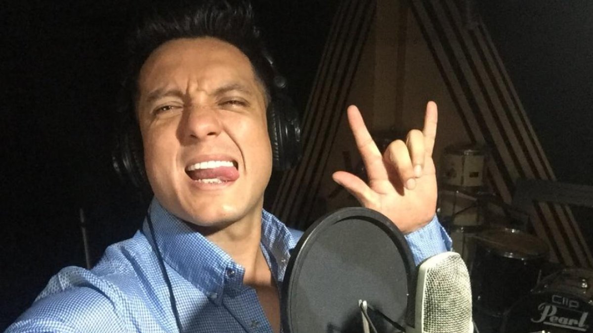 Él ha dicho que su primer sencillo está dedicado a esas hipócritas, en referencia a un grupo de madres.