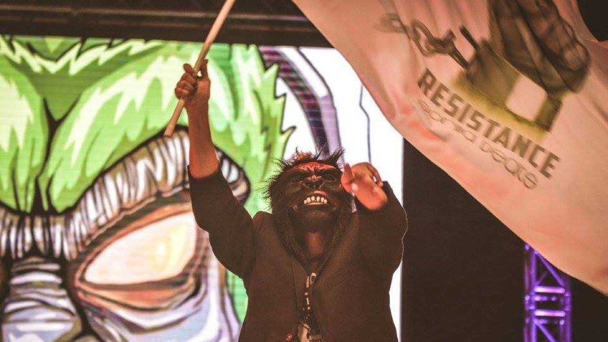 La banda Gorilla Beats se dedica a cantar reggae, aunque no siguen ciertos lineamientos de la ideología de esa cultura como no bañarse.
