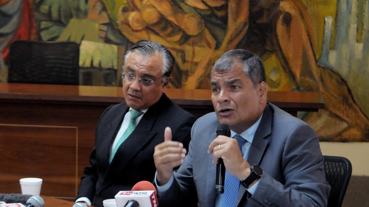 Alexis Mera (izq) es el representante jurídico de Correa en este caso.