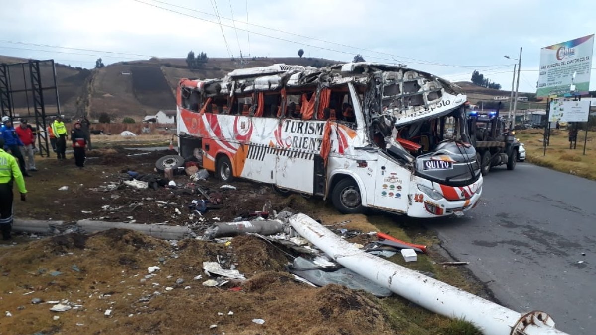 El accidente, denunciado a las 03:46 hora local, tuvo lugar en Colta, a la altura del sector de entrada a Columbe, en la provincia de Chimborazo, unos 230 kilómetros al sur de Quito.