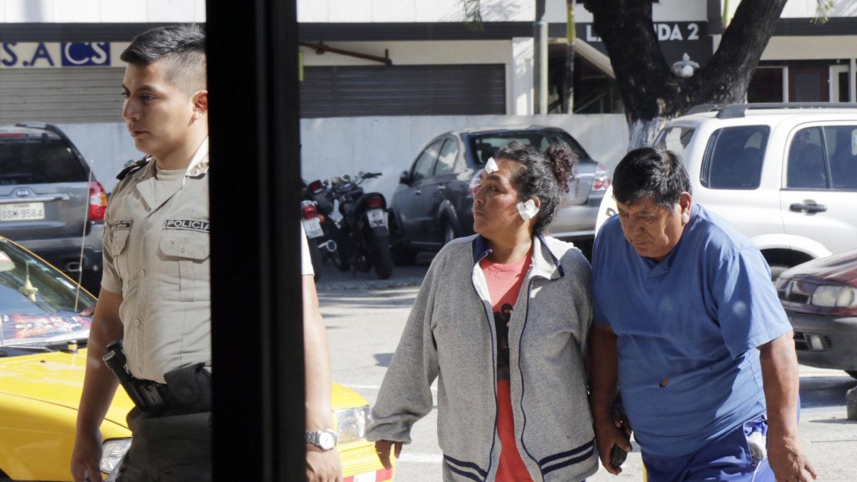 La víctima fue acompañada a la Fiscalía por Luis Vera, su actual cónyuge.