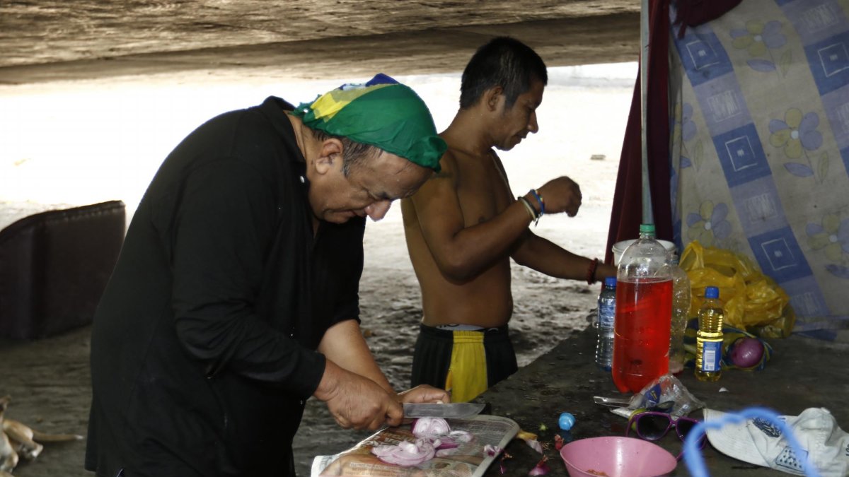 Ayudando en la ‘cocina’. Preparando nuestro suculento ceviche de mejillones para el almuerzo.