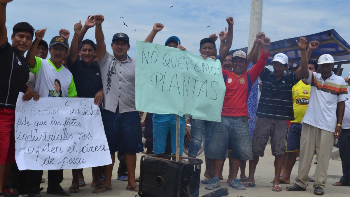Los pescadores de San Pedro quemaron un generador eléctrico como parte de su protesta.